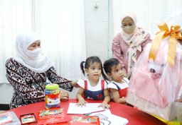 Gubernur Khofifah Lepas Kepulangan Bayi Kembar Siam NTB Annaya dan Innaya ke Kampung Halaman