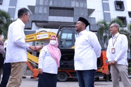 Bank Jatim Serahkan Bantuan CSR Excavator Ke Bupati Gresik Untuk Proyek Penanggulangan Banjir Kali Lamong