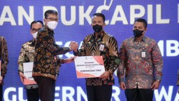 Gubernur Serahkan Mesin ADM Kependudukan Bantuan Bank Jatim ke 38 Kota Kabupaten di Jatim