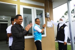 Gubernur Khofifah Nyalakan Sambungan Listrik 1.951 Relokasi Hunian Tetap (Huntap) Penyintas APG Semeru Bantuan PLN