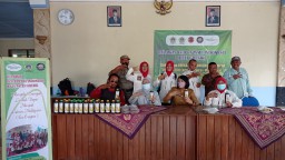 Relawan Ecco Enzym Binaan Smelting di Gresik Bantu Peternak Sapi Lakukan Disinfeksi Wabah Kuku Mulut