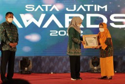 Gubernur Jatim Serahkan Penghargaan Satu Data Awards 2022 Kepada Pemenang