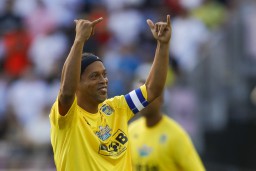 Pesebakbola Ronaldinho Bakal Main di Stadion Kanjuruhan Malang, Yuk Datang