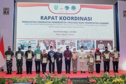 Menteri ATR dan Gubernur Jatim Serahkan Sertifikasi Aset Pemda di Jawa Timur
