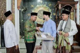Mualaf asal Thailand Dapat Hadiah Quran dari Bupati Gresik