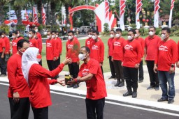 Khofifah Lepas Tim Ekspedisi 77 Kibarkan Merah Putih di Gunung Arjuno