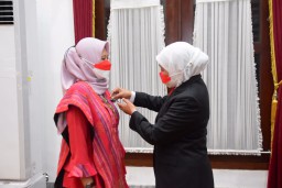 Gubernur Khofifah Sematkan Satyalancana Karya Satya Bagi 460 ASN Jatim