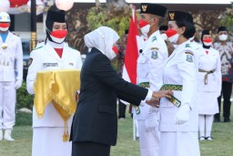 Khofifah Kukuhkan 76 Anggota Paskibraka Jatim
