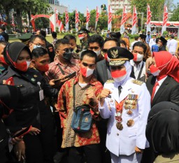 Warga Gembira Jadi Tamu Khusus Gubernur Khofifah Ikuti Upacara di Grahadi