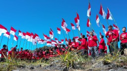 Gubernur Khofifah Apresiasi Tim Ekspedisi 77 Kibarkan 77 Bendera Merah Putih di Puncak Arjuno