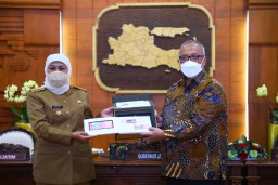 Khofifah Terima ToA Uang Kertas Baru Seri Khusus,
