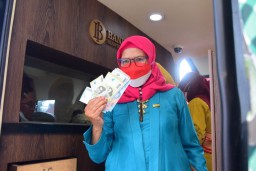 Gembiranya Guru Penerima Satyalancana Dapat Hadiah Uang Baru dari Gubernur Khofifah