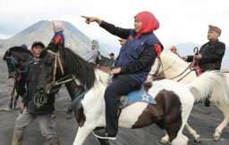 Khofifah Ajak Turis Saksikan Keindahan Bromo, Kawah Ijen dan Gili Iyang
