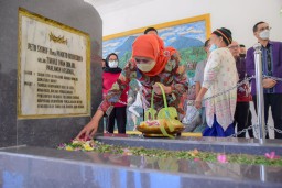 Khofifah Ziarah ke Makam Tuanku Imam Bonjol dan Kyai Modjo, Ajak Kuatkan Nasiolisme dengan Maknai Perjuangan Pahlawan Nasional