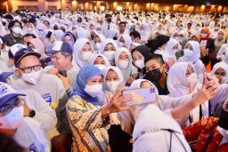 Khofifah Pacu Semangat 8.232 Mahasiswa Baru Universitas Airlangga