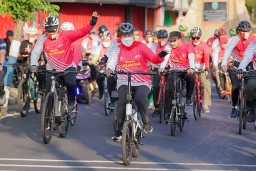 Gubernur dan Ribuan Peserta Meriahkan Gowes Kemerdekaan se-Madiun Raya