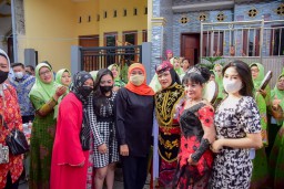 Khofifah Ikuti Perayaan HUT Kemerdekaan Bersama Warga Bulak Banteng