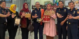 Dirjen Bea Cukai Tertarik Sarung Tenun Produk Desa Devisa Wedani Binaan KPPBC Gresik