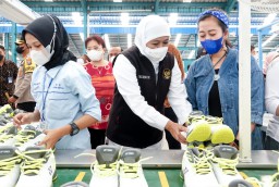 Gubernur Lepas Ekspor 14 Ribu Pasang Sepatu Made In Madiun