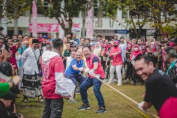 Serunya Bupati Jember Ikut Lomba Tarik Tambang