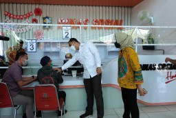 Datangi Kantor Dinsos, Eri Cahyadi Dialog dengan Warga