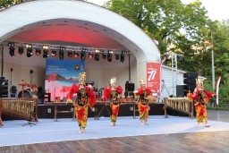 Bule Rusia Mainkan Tari Gandrung Banyuwangi di Moskow