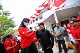 Pesan Bupati Ipuk ke Farel Prayoga, Nyanyi Boleh Sekolah Harus Jalan
