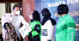 Pemkot Surabaya Beri Pelatihan Driver Ojol Perempuan