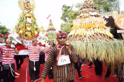 Parade Gunungan Tumpeng di Simpang Lima Gumul