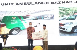 Bank Jatim Serahkan 1 Unit Ambulans ke BAZNAS Jatim