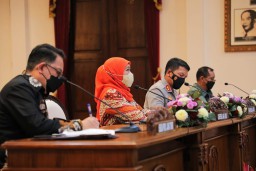 Khofifah Jamin BBM dan LPG di Jatim Aman Minta Tidak Panic Buying