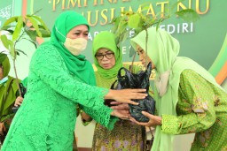 Gubernur Khofifah Ajak Muslimat NU Sedekah Oksigen Melalui Gerakan Tandur