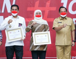 Sukses Bagikan Bendera Merah Putih, Jatim Terima Penghargaan Dari Kemendagri