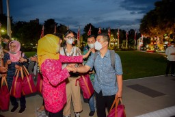 Khofifah Ajak Penyandang Disabilitas Peserta Job Fair Nikmati Cantiknya Grahadi Malam Hari