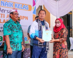 Bupati Yuhronur Serahkan 1.025 Sertifikat Usaha Lintas Sektor