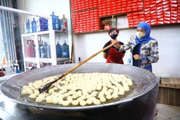 Cicipi Onde-onde Mojokerto, Khofifah Sebut Butuh Sentuhan Teknologi Pangan Agar Tahan Lama