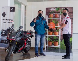 MPM Honda Jatim Bagikan Tanaman ke Konsumen