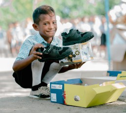 Bank Mandiri Bagikan 25.000 Pasang Sepatu Sekolah, Surabaya Sekitarnya Dapat1.842 Pasang