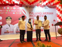 Smelting Dapat Penghargaan dari PMI Sebagai Penyelenggara Donor Terbanyak