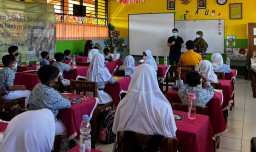 Eksekutif Smelting Jadi Guru Bahasa Jepang di SDN Sumur Batu Jakarta