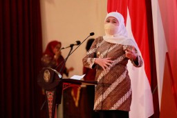 Gubernur Khofifah Kukuhkan Forum Penyuluh Anti Korupsi Jatim Periode 2022-2024