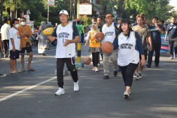 Pak Yes Dribel Bola Keliling Alun-Alun Lamongan Kampanyekan Basket