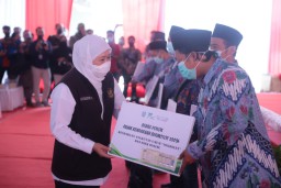 Di Jember, Khofifah Salurkan Program Perlindungan Sosial Warga Terdampak Inflasi dan BBM Naik