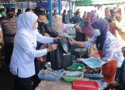 Gubernur Bagikan Bansos Kepada Nelayan Puger Jember