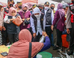 Gubernur dan Bupati Lamongan Salurkan Zakat Produktif Bagi Pelaku Usaha Ultra Mikro