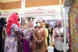 Arumi Bachsin Promosikan Batik dan Kerajinan Jawa Timur di Depan Ibu Negara