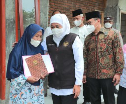 Gubernur Serahkan 7 Unit Rutilahu di Sidoarjo