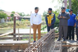 Wabup Sidoarjo Minta Pembangunan Jembatan Penghubung Desa Kemangsen-Kraton Kecamatan Krian Dikebut