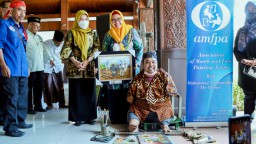 Apresiasi Lukisan Aam Penyandang Difabel, Wabup Gresik ini Beli Lukisannya