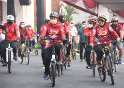 Gubernur Jatim Gowes Bareng Dokter Jantung Se-Jatim dan Ribuan Masyarakat